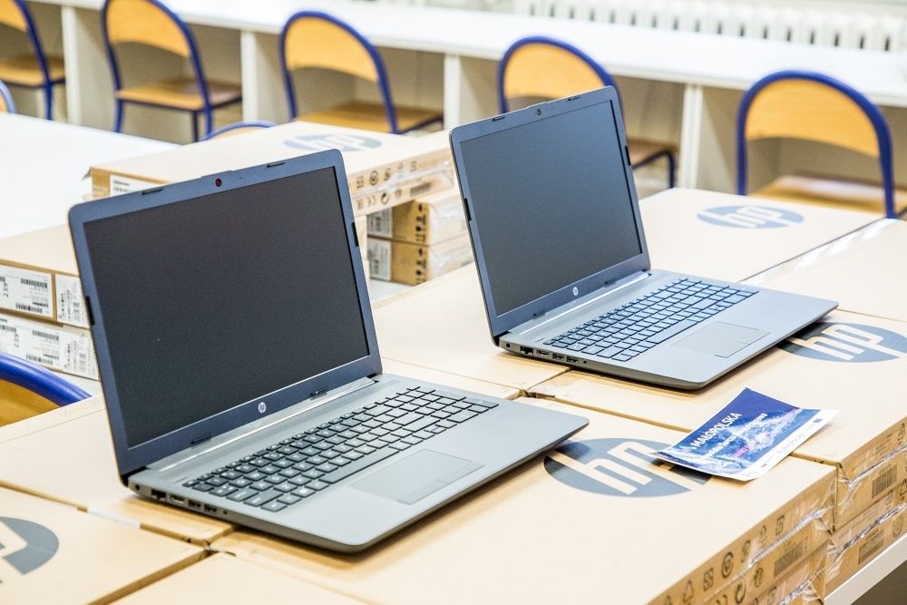 zdjęcie dwóch laptopów