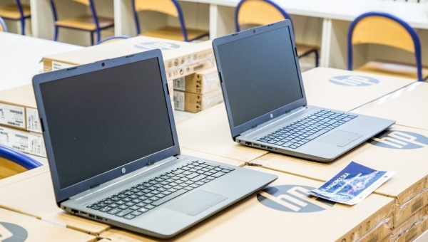 Nowe komputery do pracy zdalnej dla uczniów Krakowskiej Medycznej Szkoły Policealnej nr 1