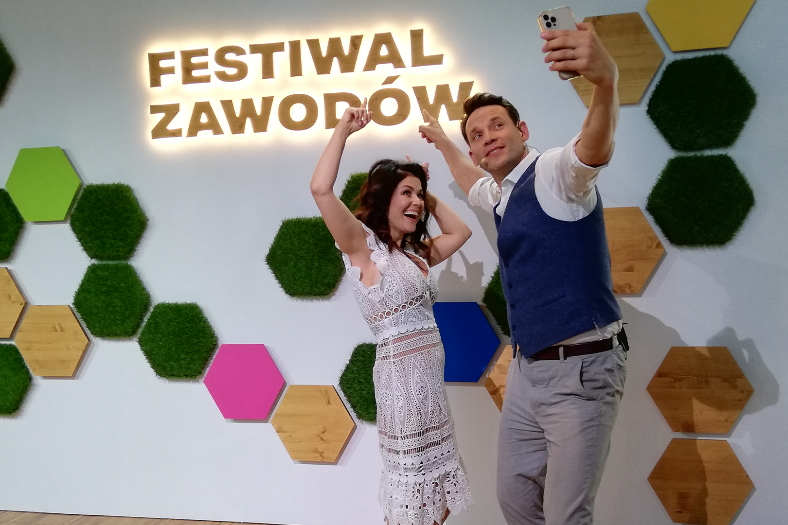 zdjęcia z Festiwalu: studio medyczne, na ekranie Justyna Kowalczyk, studio zawodów Katarzyna Cichopek i Tomasz Wolny