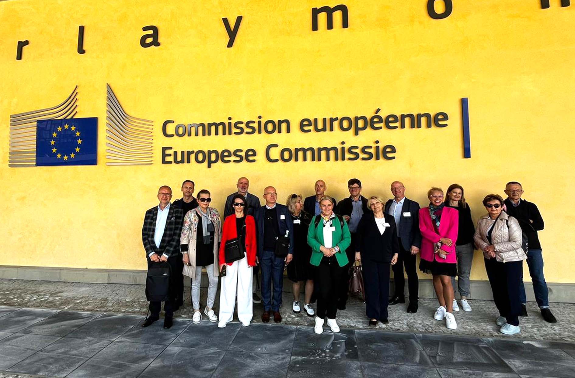 Uczestnicy wyjazdu przed budynkien Berlaymon Komisji Europejskiej