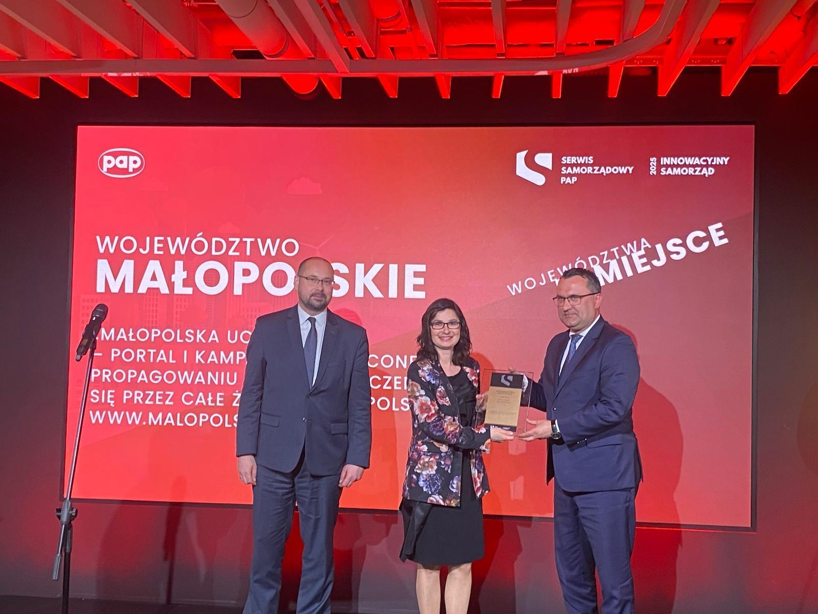 Nagrodę odebrał Pan Wojciech Pałka Sekretarz Województwa oraz Pani Agata Suszczyńska Zastępca Dyrektora Departamentu Edukacji UMWM