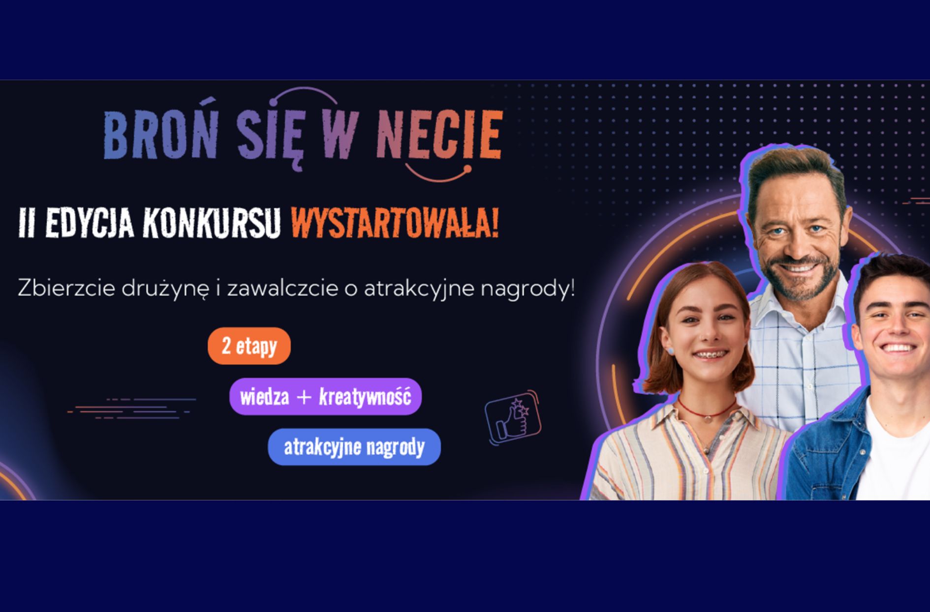 trzy osoby na banerze promującym konkurs