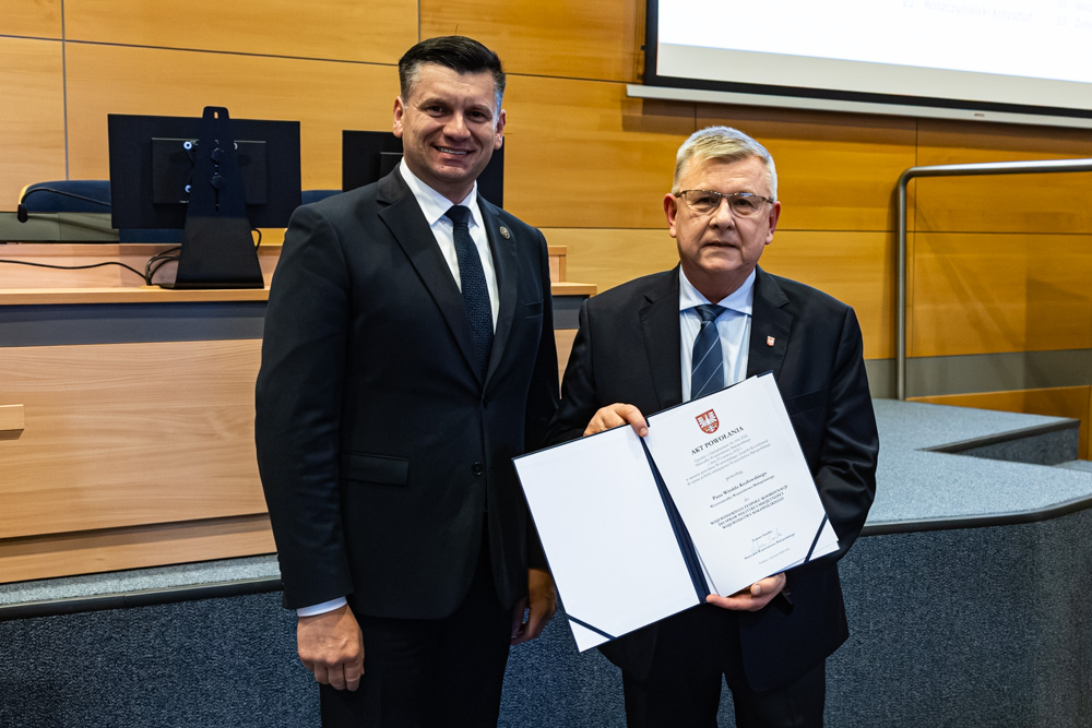 Marszałek Wojewodztwa z wicemarszałkiem, który prezentuje akt powołania do WZK