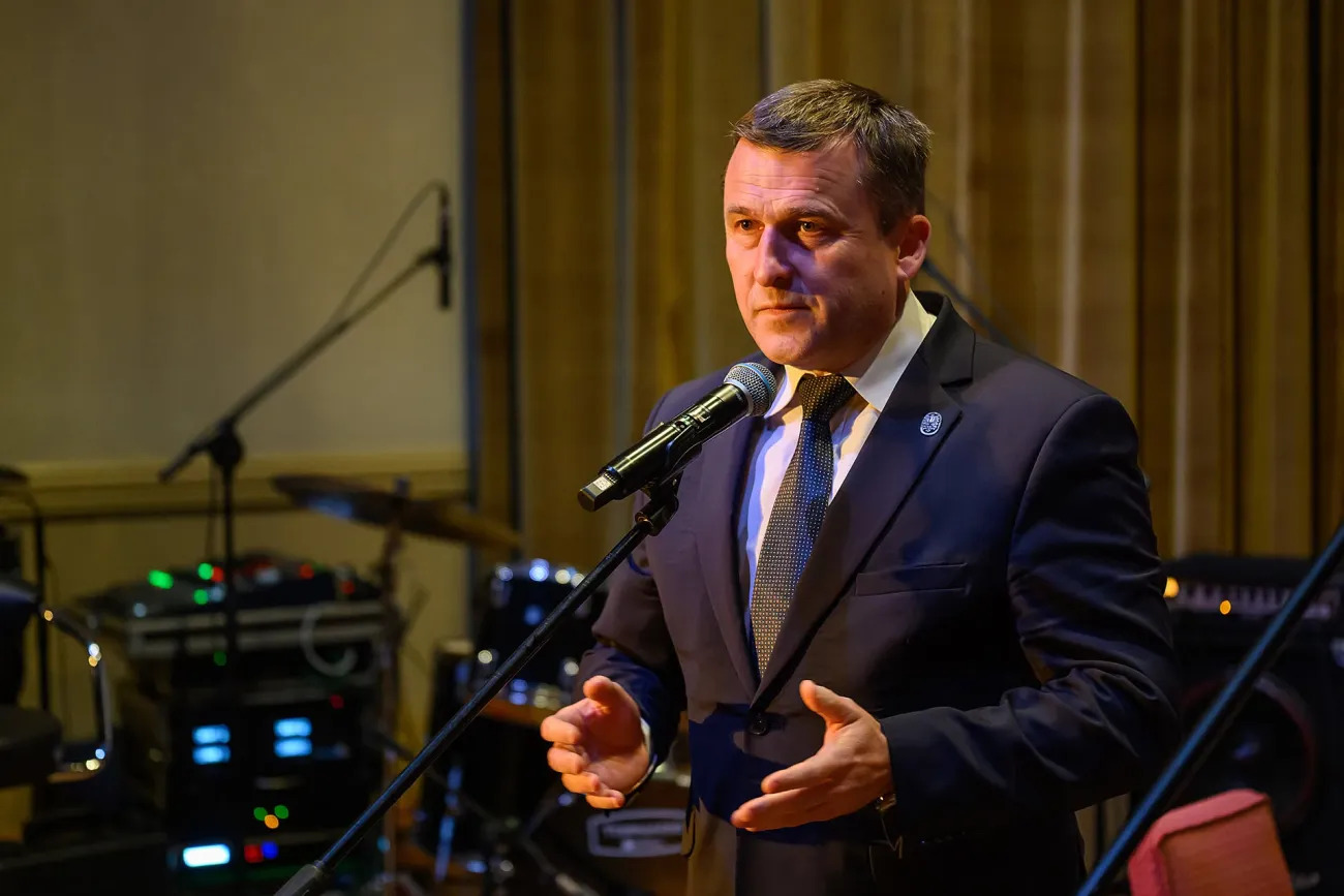 Wojciech Skruch przemawia do mikrofonu