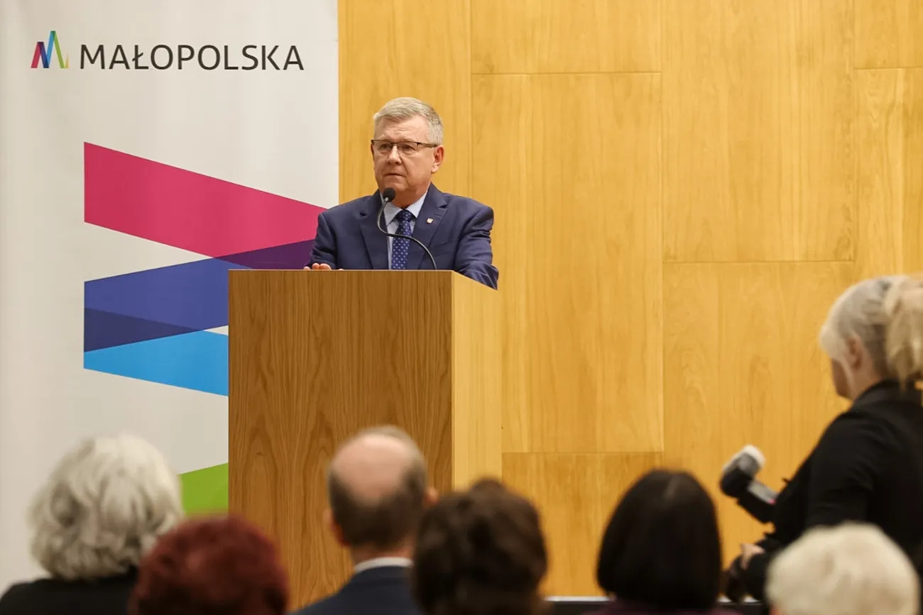 Marszałek Kozłowski przy mównicy