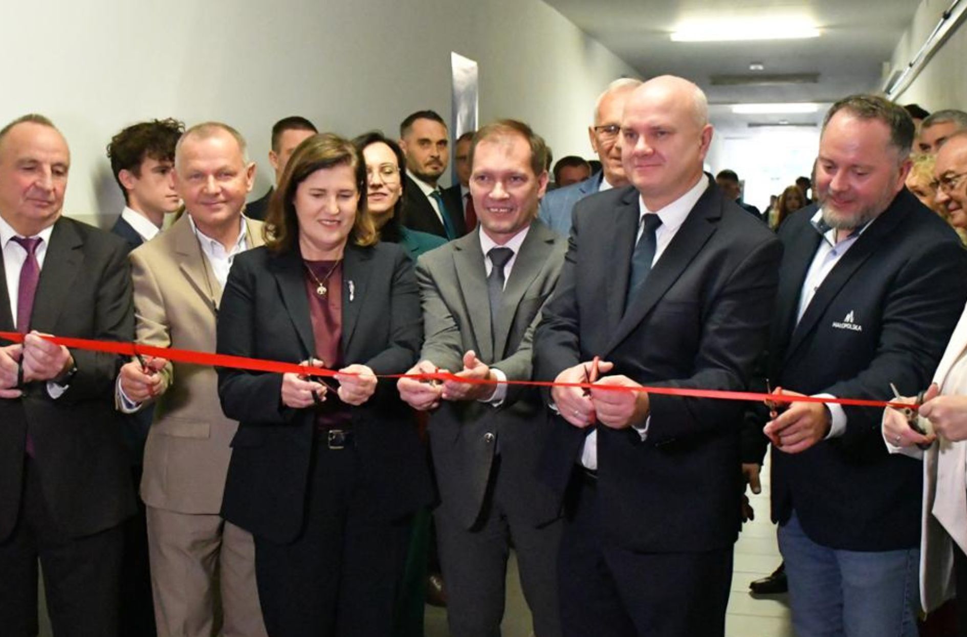 przecinanie wstęgi podczas otawarcia pracowani CNC