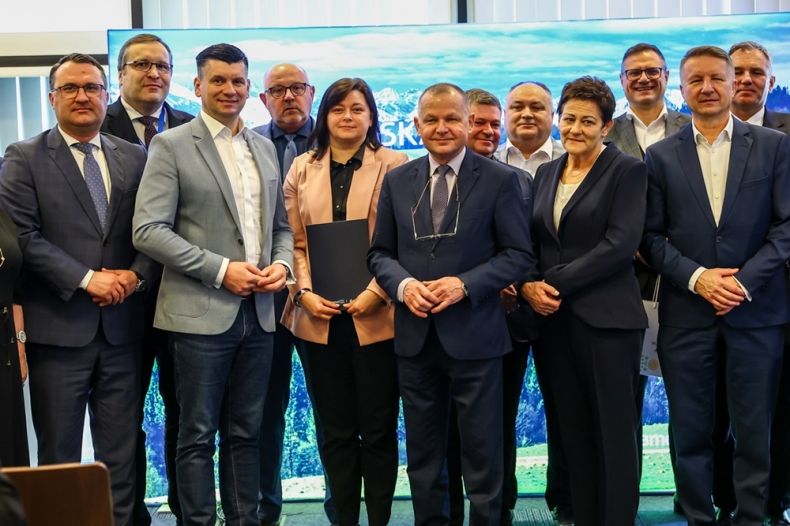 Grupa osób z Marszałkiem Łukaszem Smółką