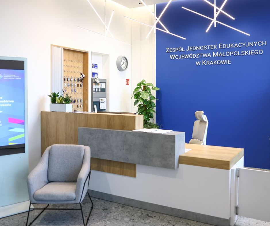 Recepcja szkoły z ladą obsługi