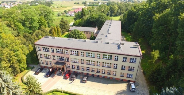 budynek szkoły z lotu ptaka 