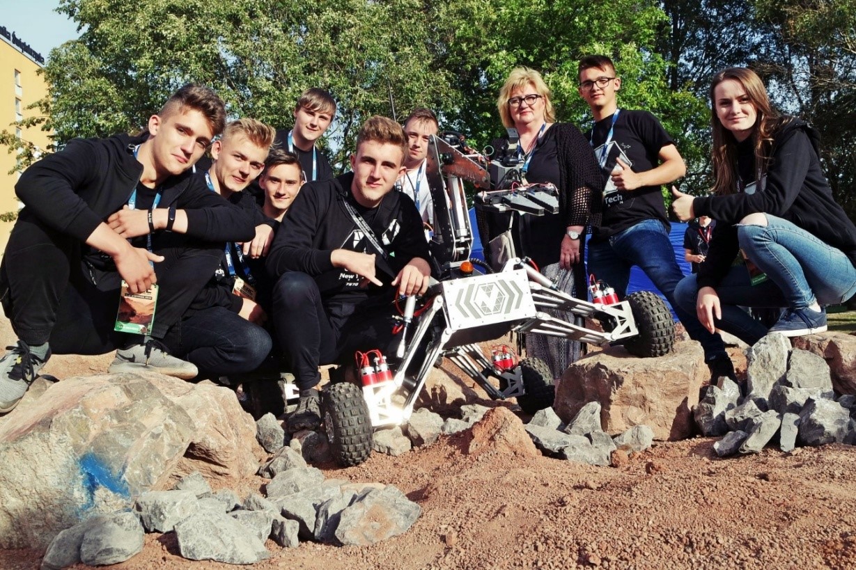 Na fotografii przygotowany przez uczniów szkoły Łazik marsjański na zawodach European Rover Chellange
