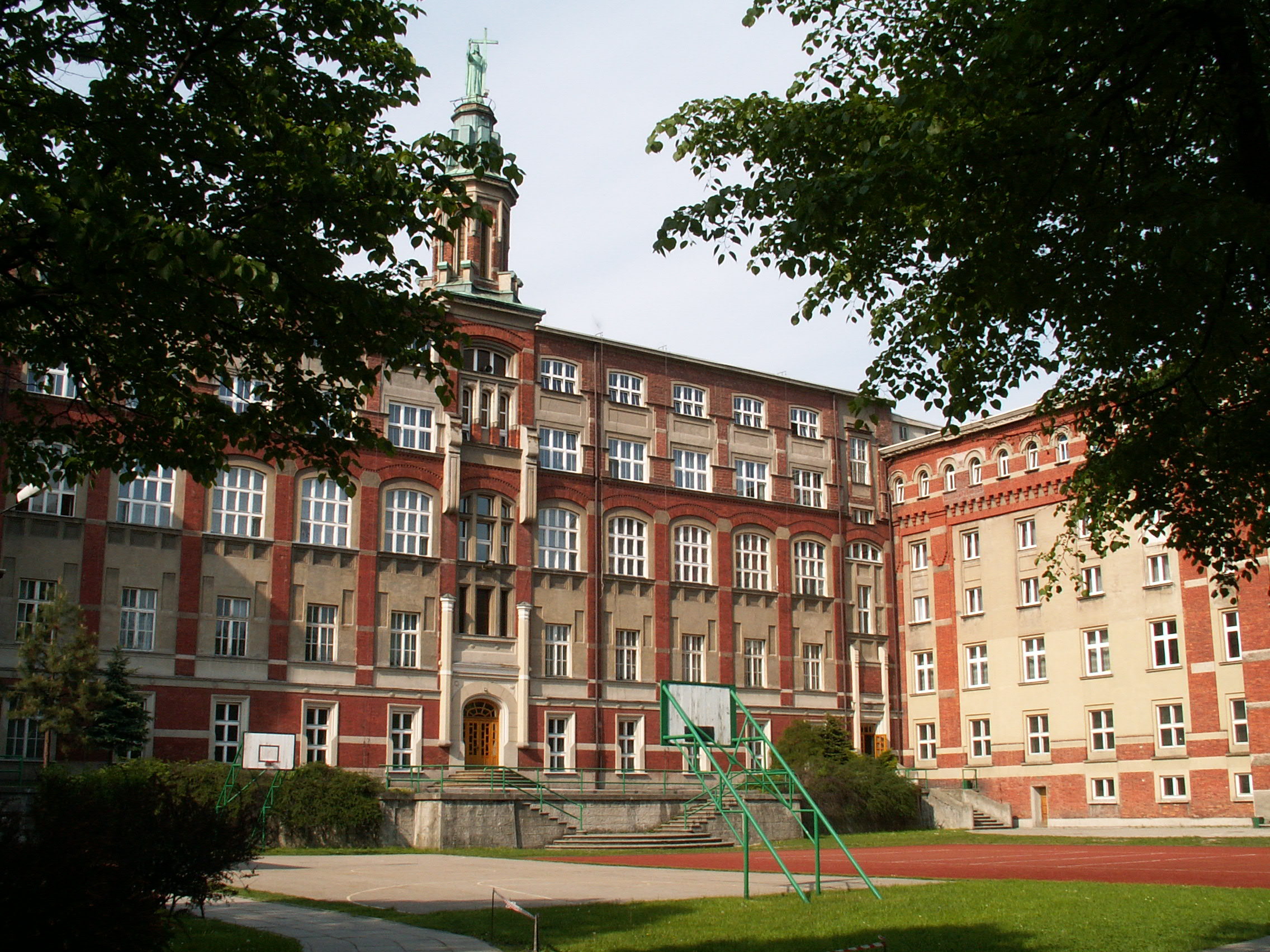 Na zdjęciu Budynek szkoły i boisko