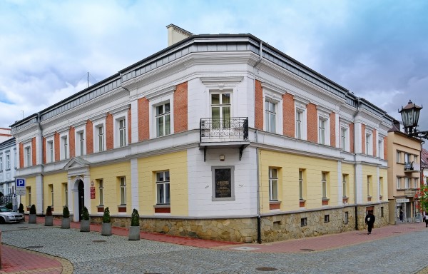 Na zdjęciu budynek szkoły ZJEW w Gorlicach