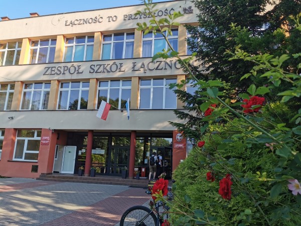 Na fotografii budynek Zespołu Szkół Łączności.