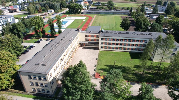Na fotografii z lotu ptaka widać budynek szkoły Zespół Szkół w Miechowie.