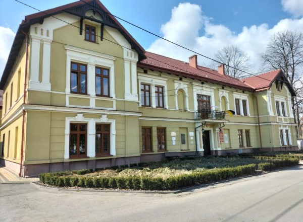 budynek szkoły w Czernichowie