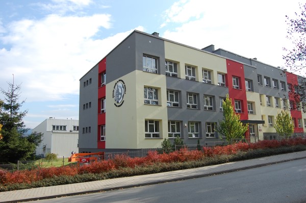 Zdjęcie przedstawia budynek szkoły w Suchej Beskidzkiej.