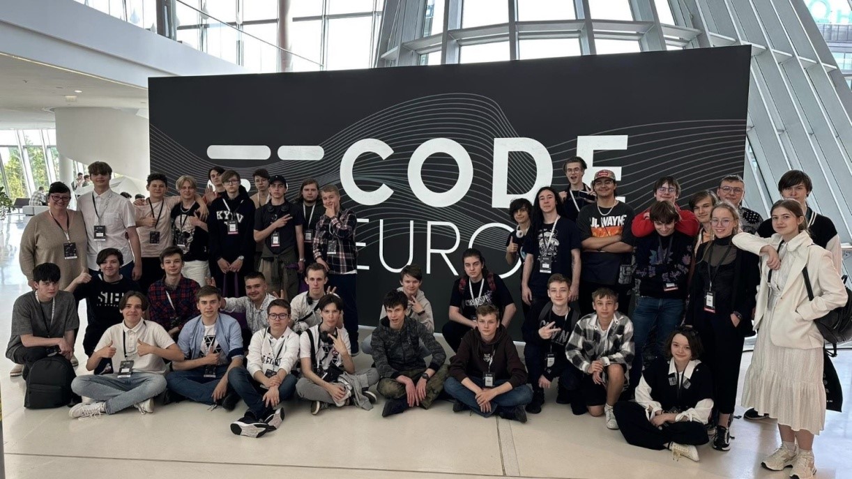 Na zdjęciu uczniowie szkoły na konferencji CODE Europe 2023.