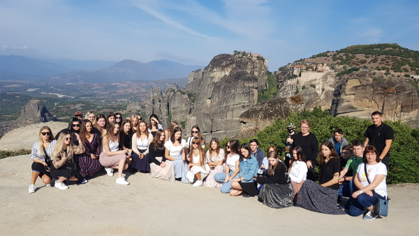 uczniowie i nauczyciele w grupie na tle krajobrazu górskiego Grecji 