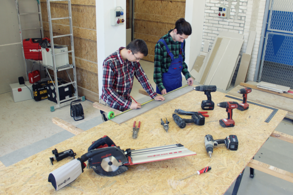 Na zdjęciu zajęcia praktyczne uczniów w dziale budowlanym