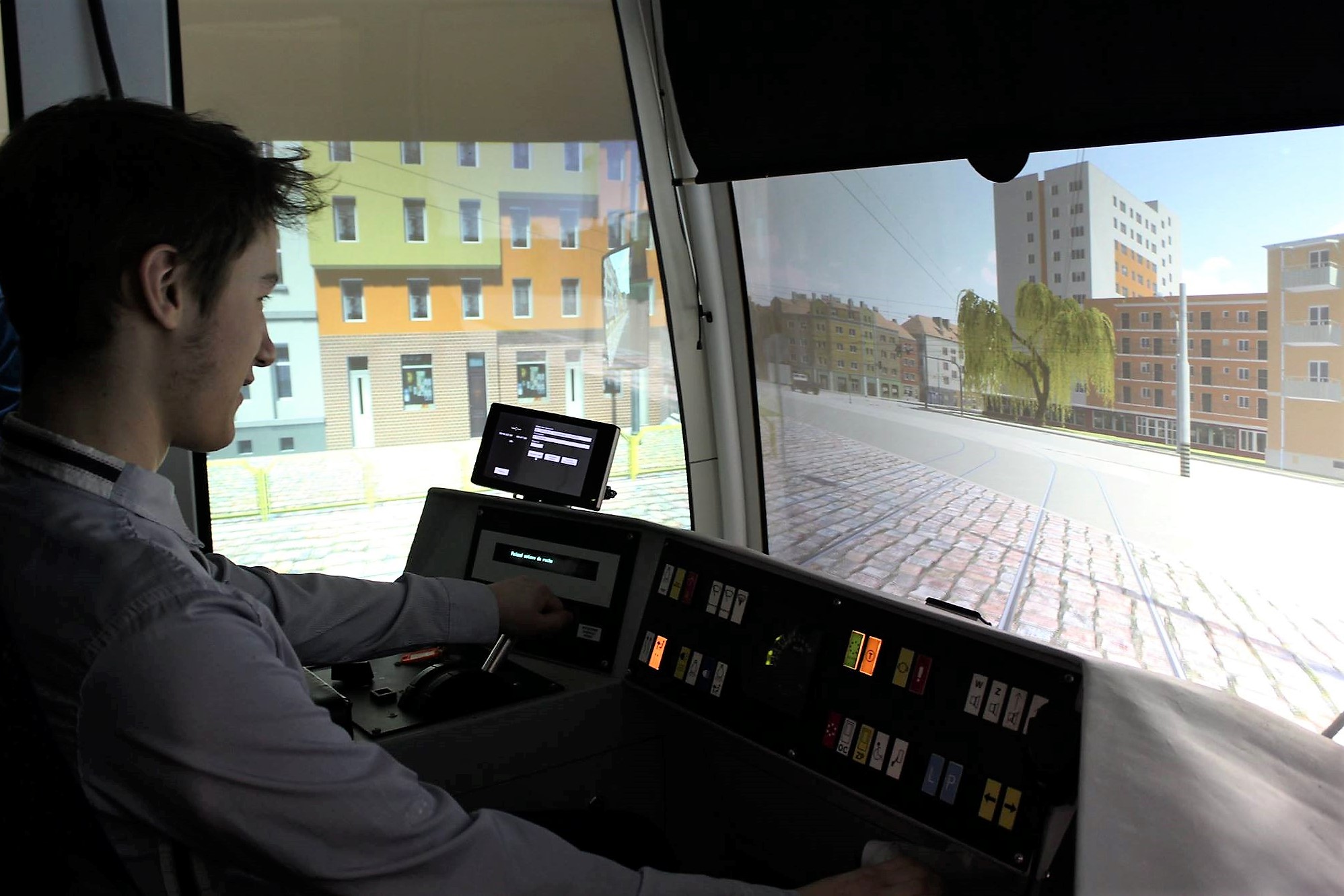 Na zdjęciu uczeń podczas nauki jazdy z wykorzystaniem symulatora tramwaju NGT6