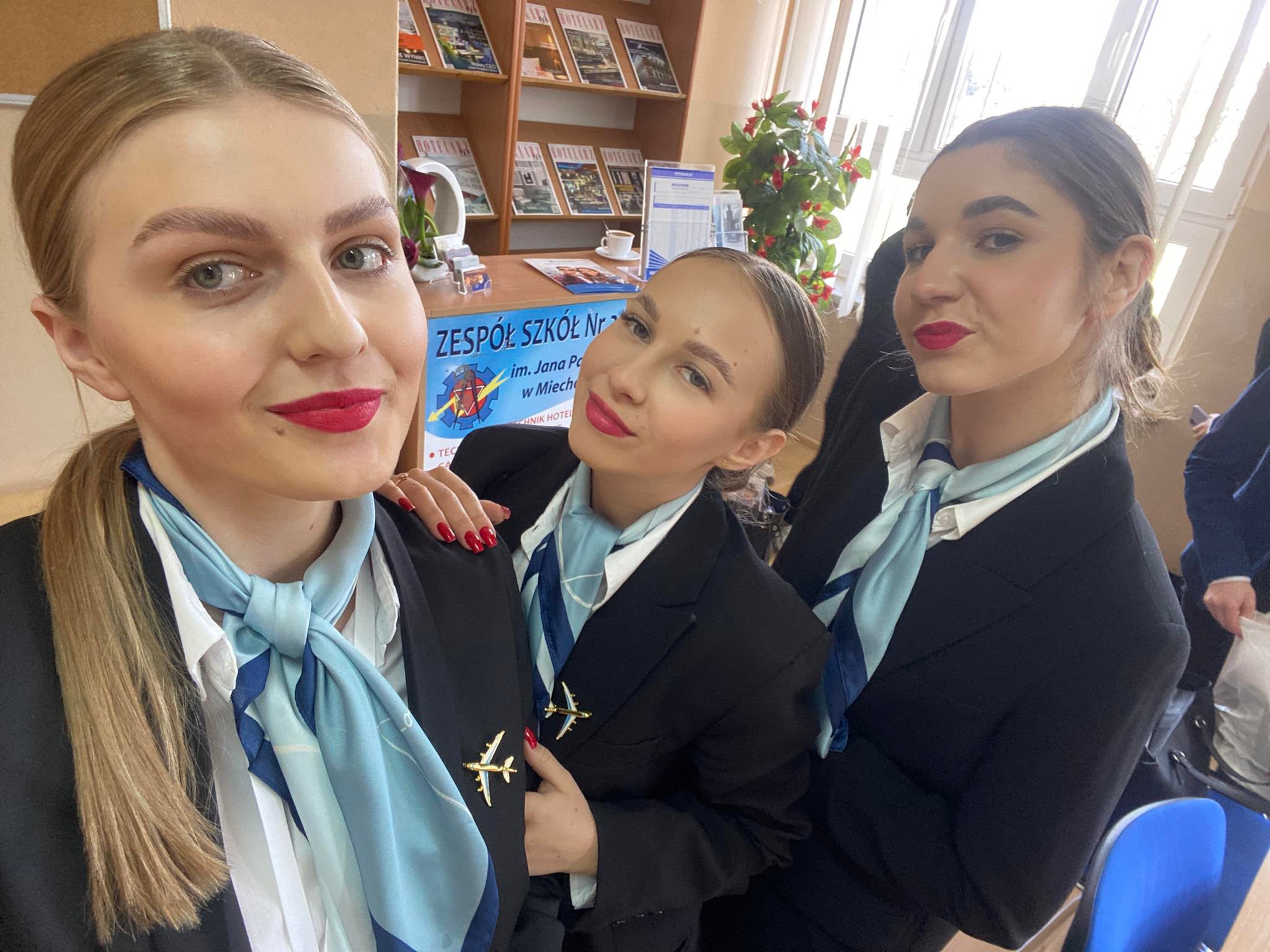 Na fotografii trzy uczennice na kursie Stewardess