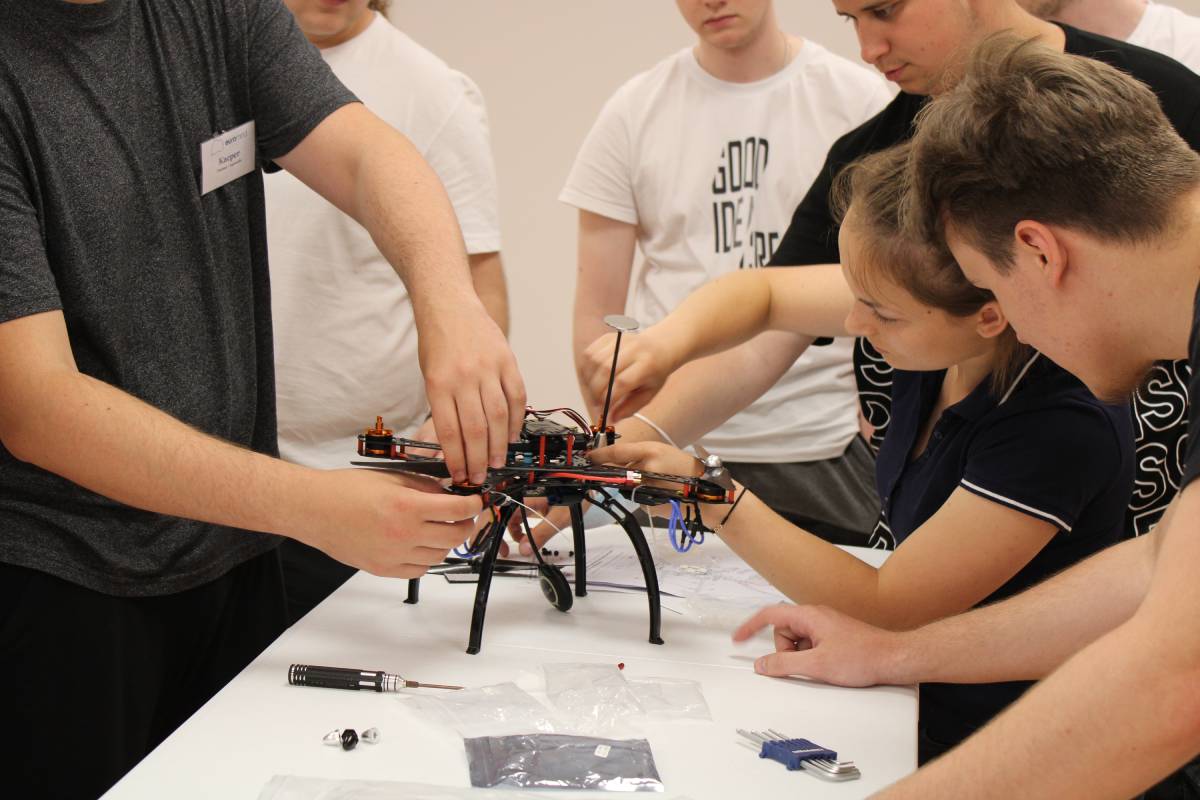 Na zdjęciu uczniowie szkoły budują drona w ramach projektu Erasmus.