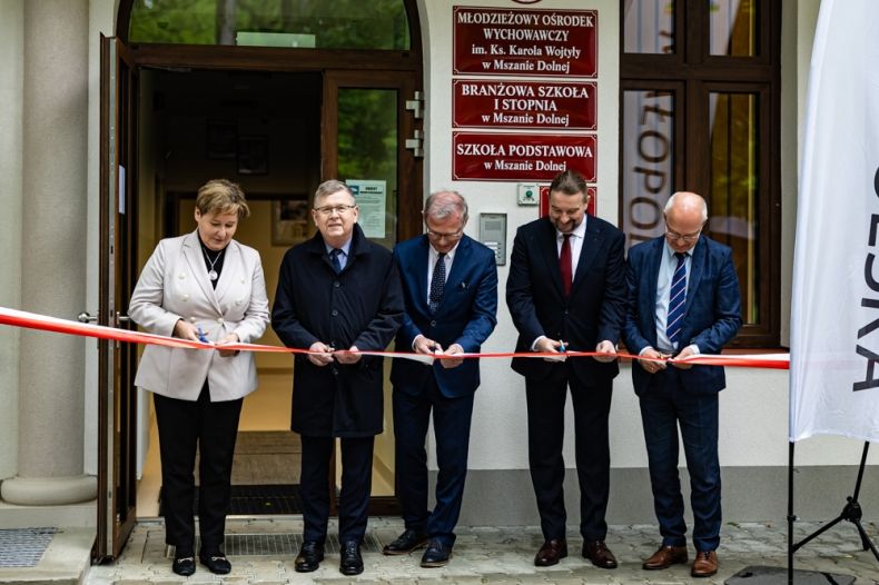 uroczyste przecięcie wstęgi podczas otwarcia budynku szkoły w Młodzieżowym Ośrodku Wychowawczym 