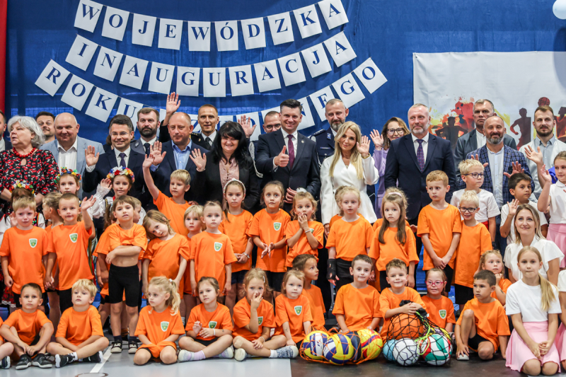 Inauguracja roku szkolnego, dzieci oraz zaproszeni goście machają