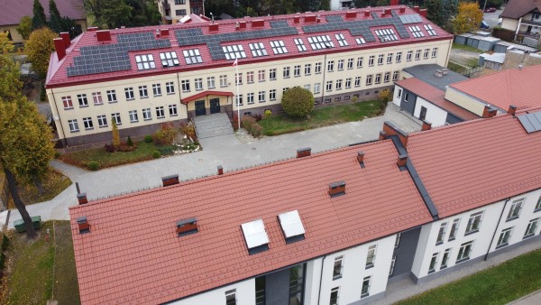 Zdjęcie przedstawia budynki szkolne z lotu ptaka