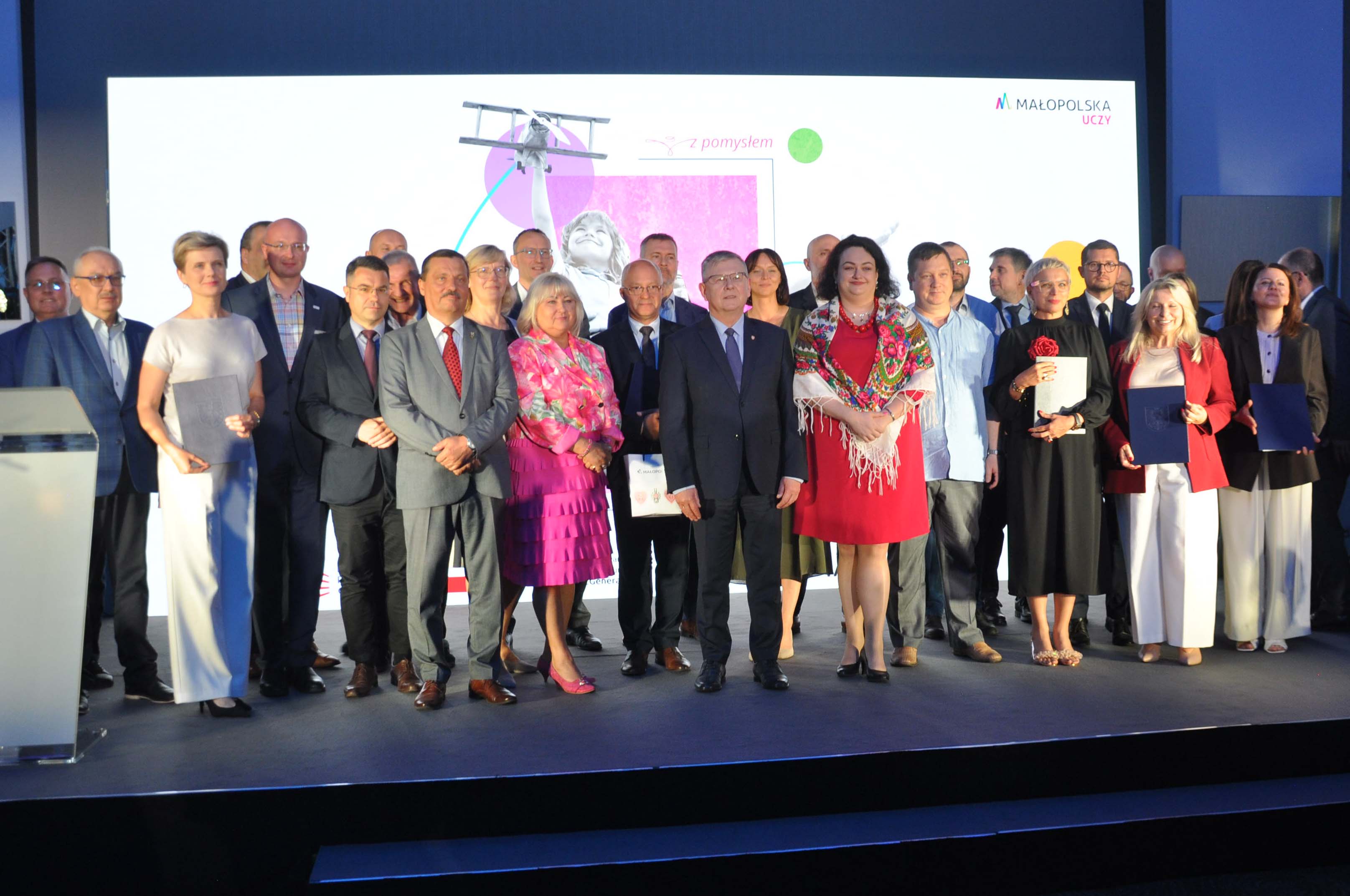 zdjęcie grupowe uczestników konferencji na zakończenie projektu KPO
