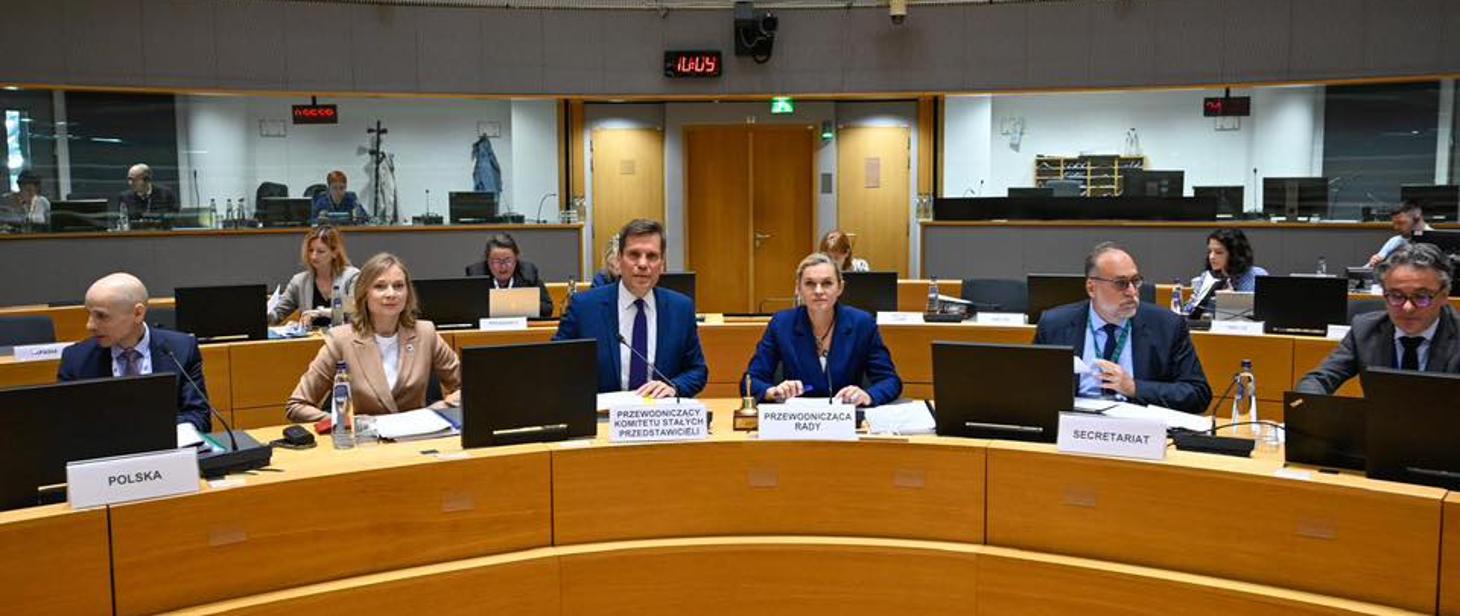 kilka osób przed komputerami podczas posiedzenia Rady Unii Europejskiej