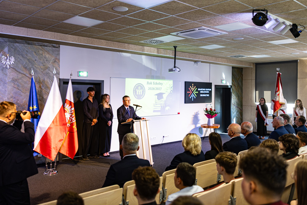 Wicemarszałek przemawia do zgromadzonych gości