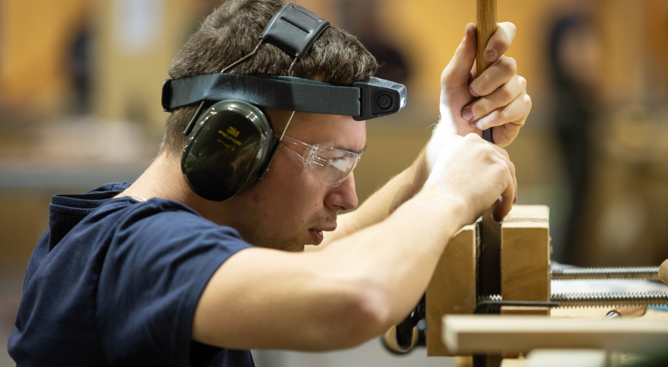 chłopak wykonuje pracę w drewnie